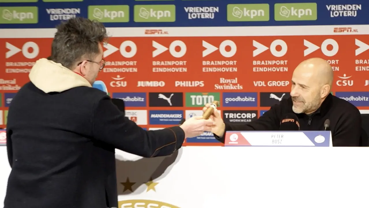 Tom Staal is op bezoek in Eindhoven en overhandigt dikke sigaar aan Peter Bosz