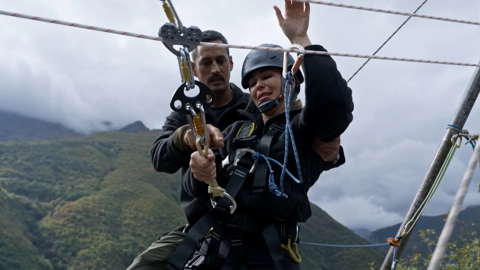 Deborah Luijendijk in paniek op zipline: "Haal me hieruit!"