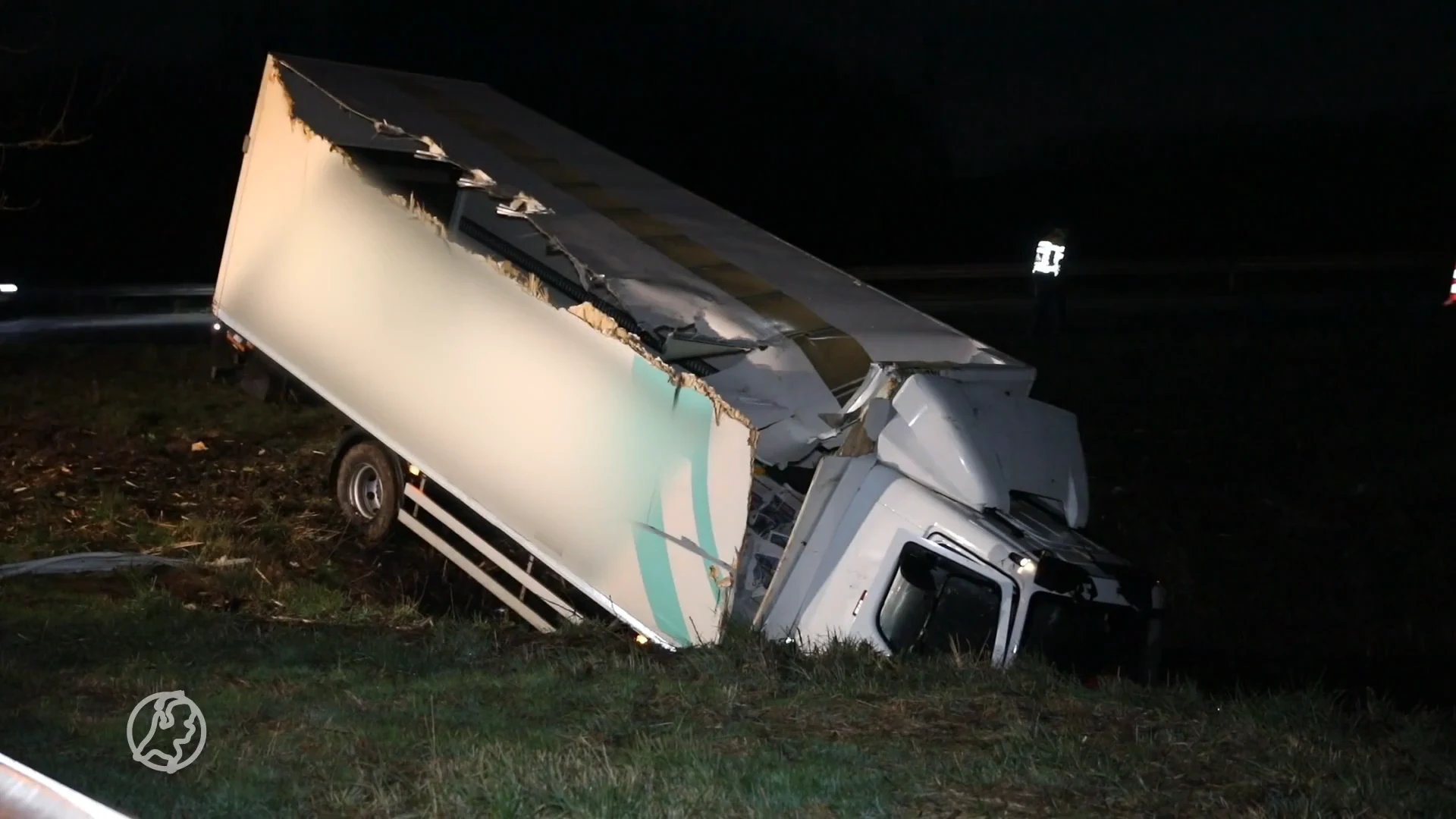 Vrachtwagen gevuld met kranten rijdt van snelweg en valt in sloot