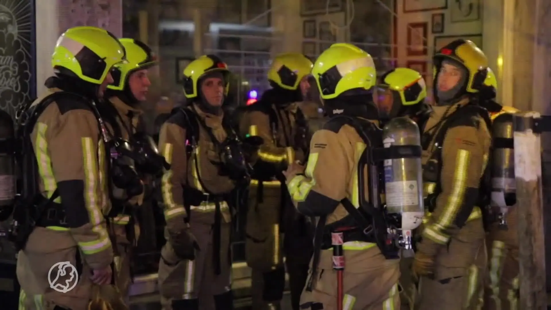 Twee mensen van dak gered bij brand in portiekflat Den Haag