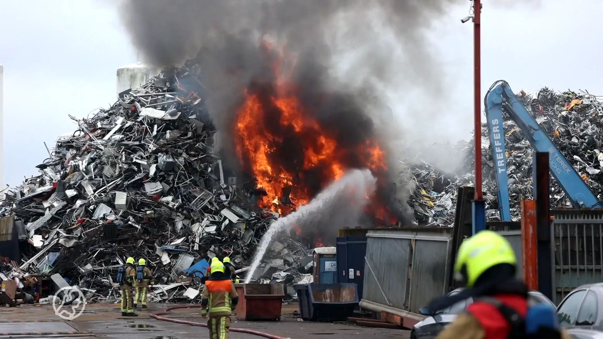 Brand bij sloperij in Haarlem: 'Sluit ramen en deuren'