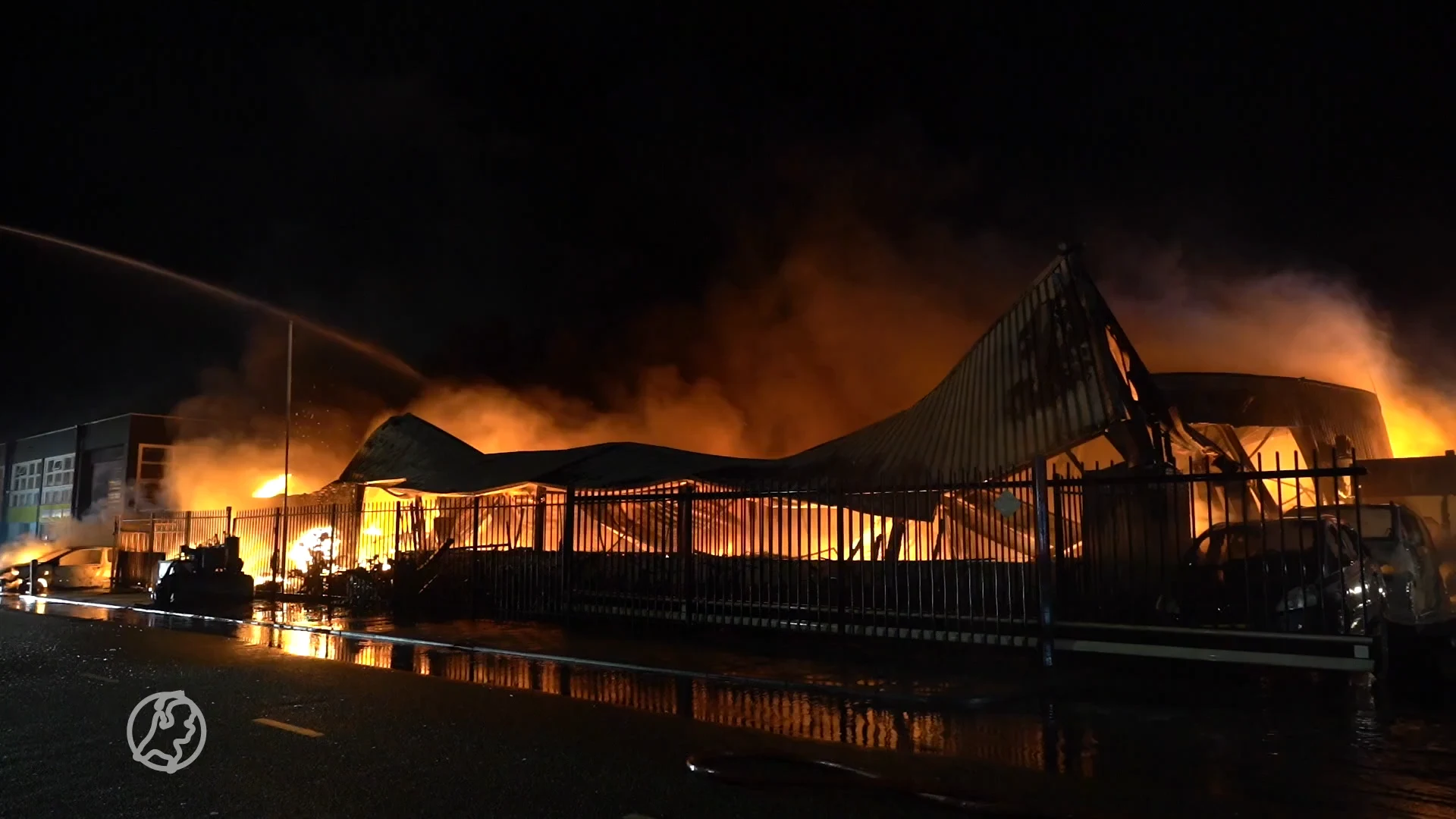 Brand verwoest autobedrijf op industrieterrein Roosendaal