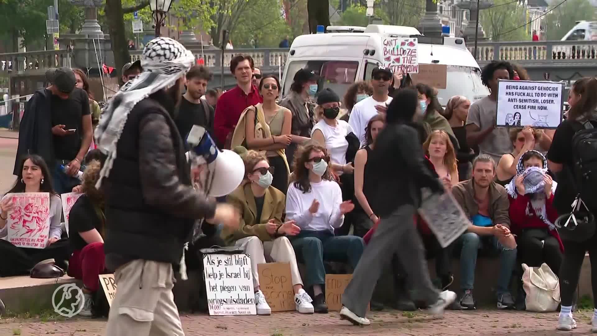 Ruim 100 betogers buiten bij spoeddebat over protesten Amsterdam