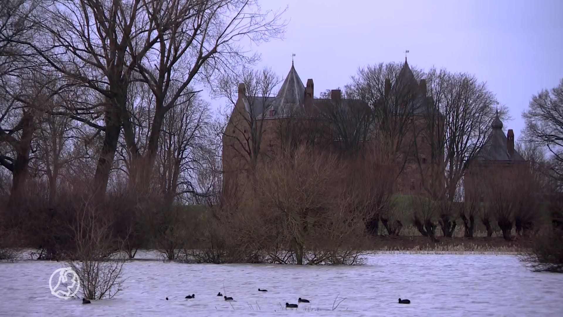 Slot op slot: Loevestein niet bereikbaar door hoogwater