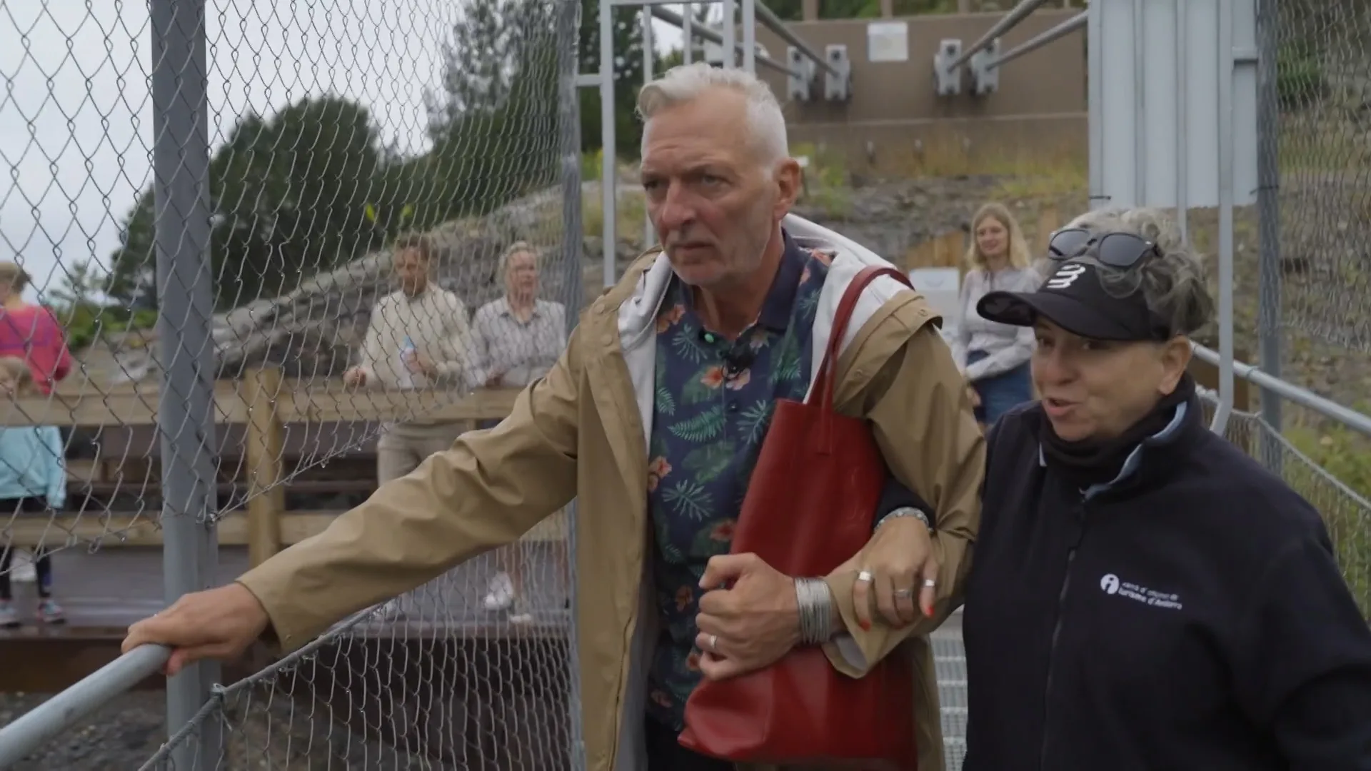 Martien staat doodsangsten uit terwijl hij over metershoge brug loopt