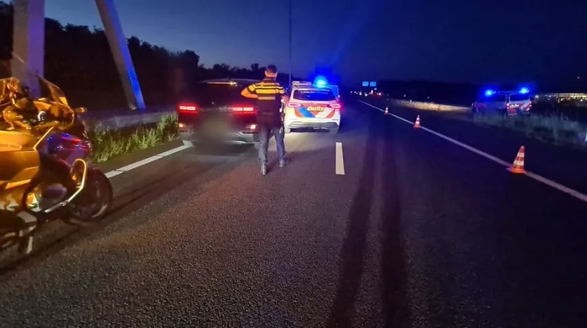 Onwel geworden automobilist scheurt motoragent voorbij op A1