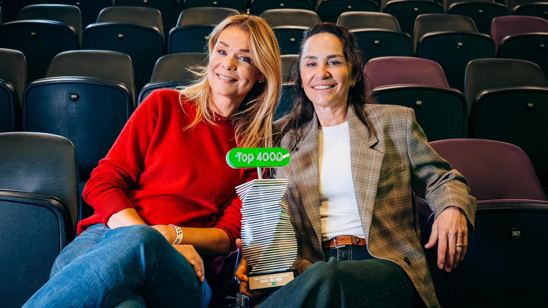 Top 4000 Oeuvre Award voor Rob de Nijs uitgereikt aan zijn vrouw Jet