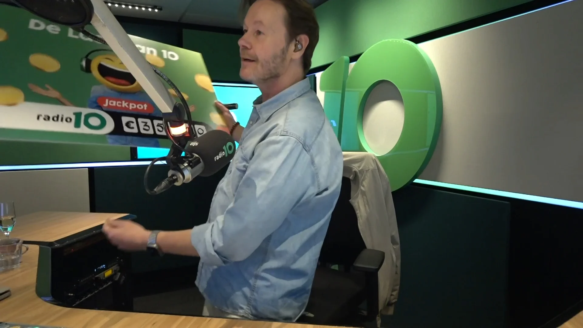 Harmen krijgt de cheque van 35.000 euro uit handen van Gijs Staverman