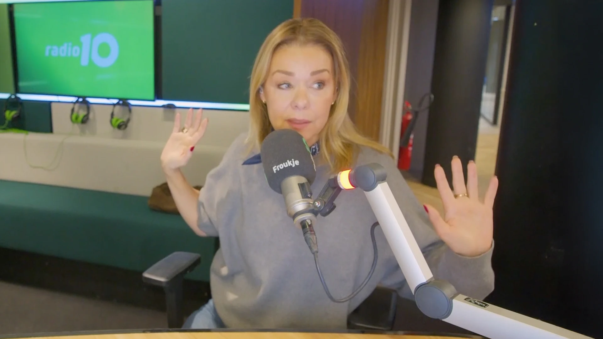 Froukje aangereden door bankovervallers?!