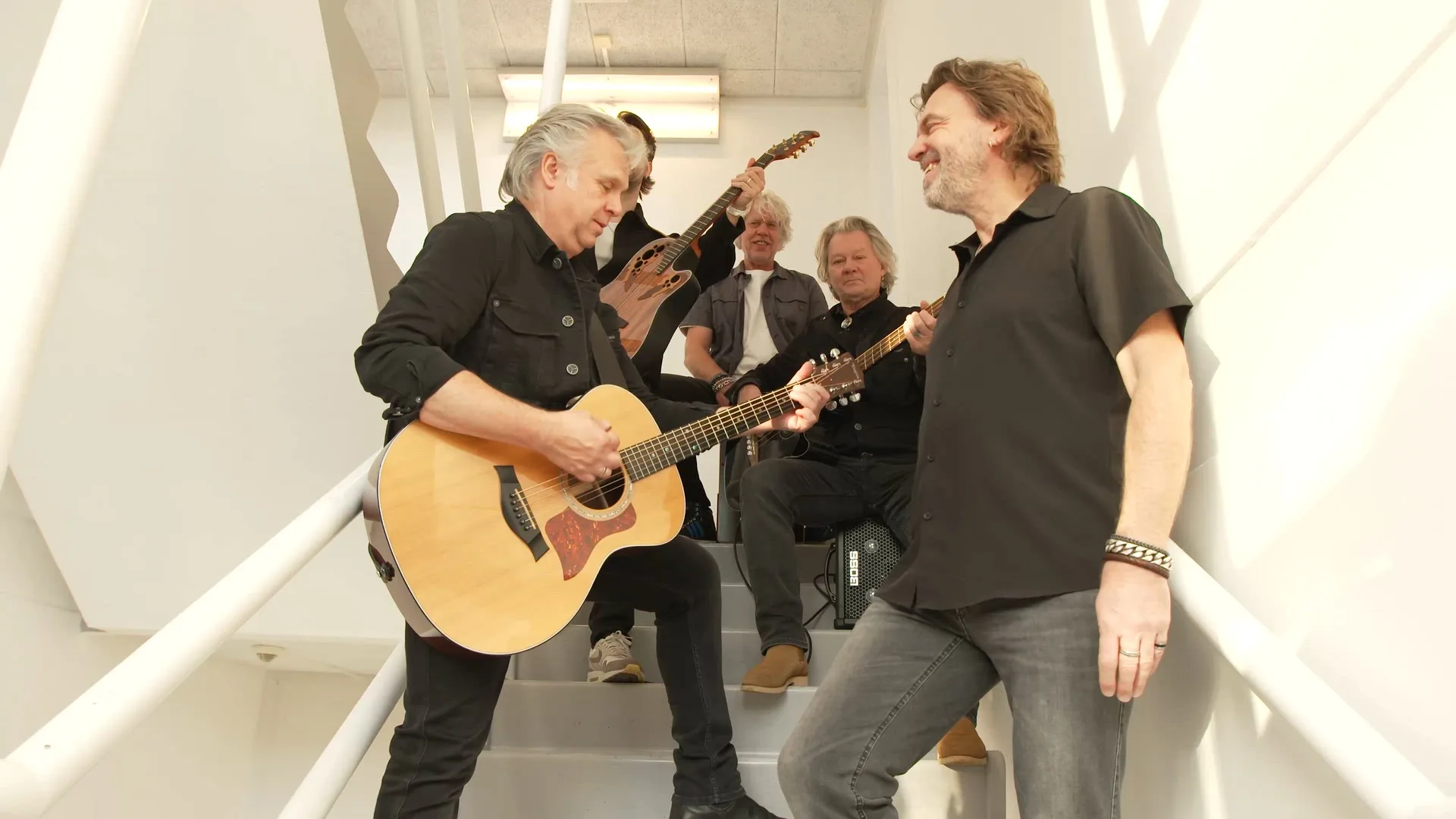 I Can't Sleep Without You vanuit het trappenhuis door tributeband Coming On Strong!