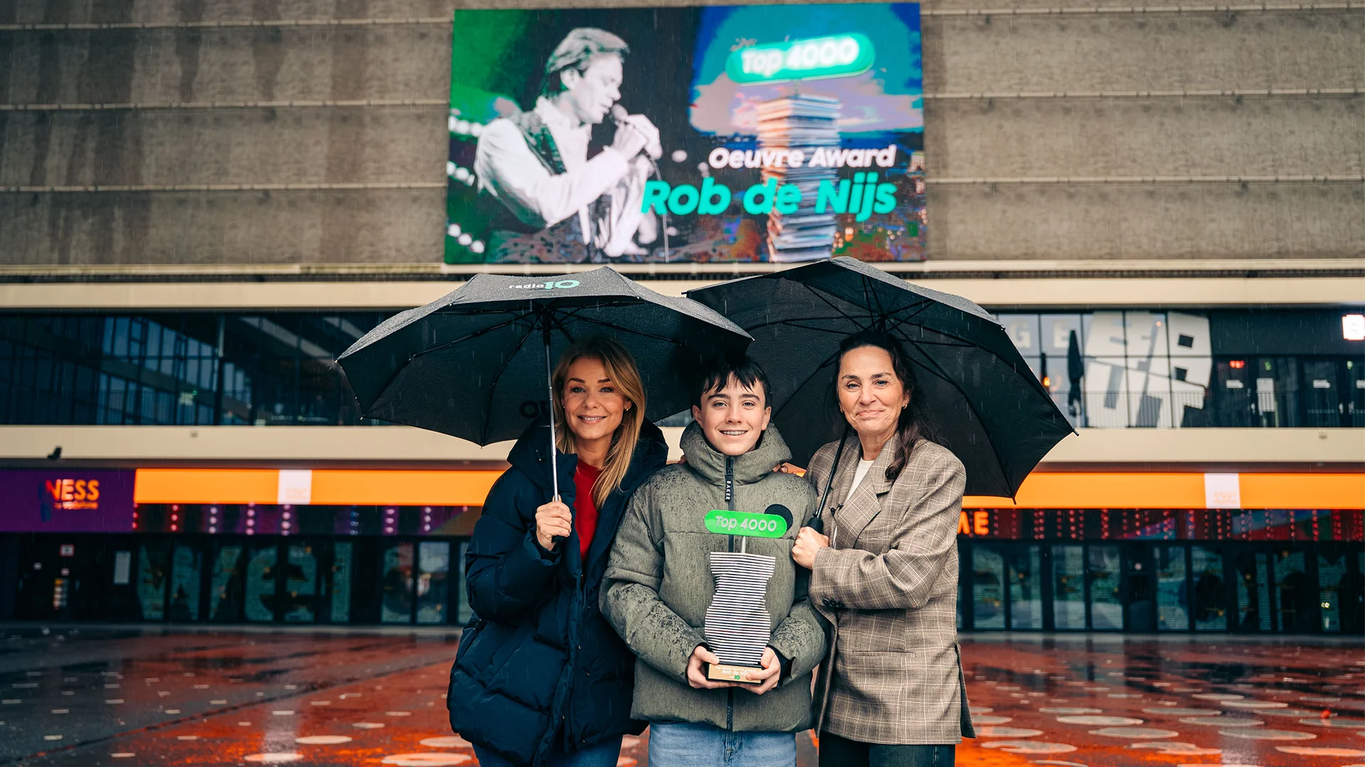 Top 4000 Oeuvre Award voor Rob de Nijs uitgereikt aan Jet de Nijs