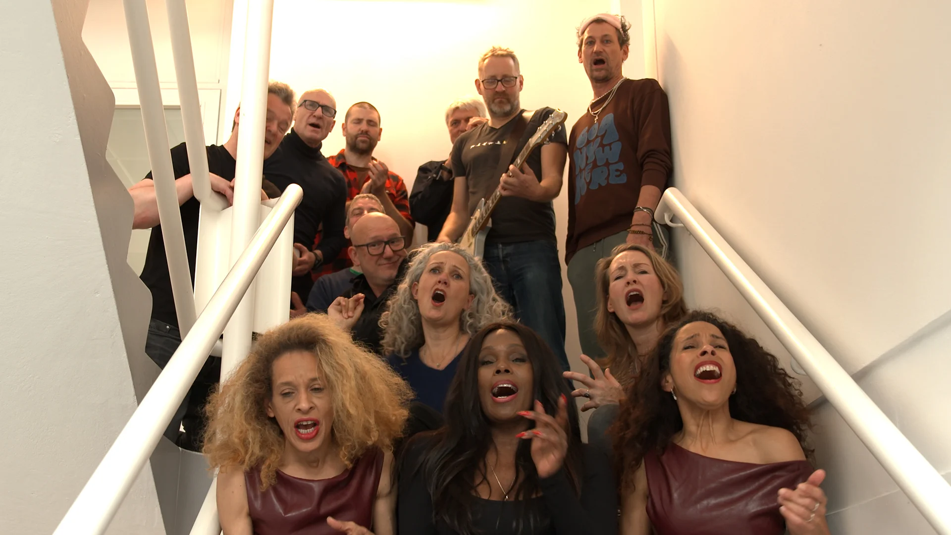 Donna's Hot Stuff speelt akoestische hit in ons trappenhuis