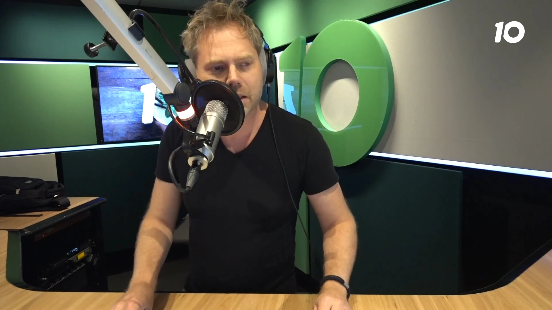 Hans Klok krijgt een zwaard dwars door zijn arm!