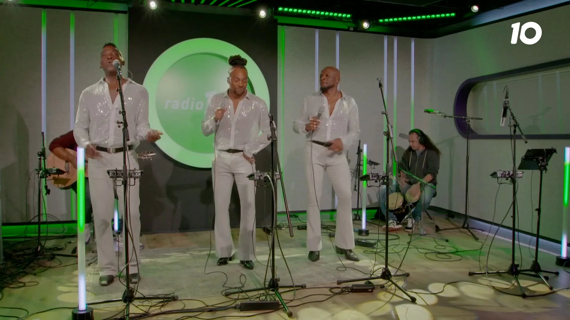 Let's Groove van Earth, Wind & Fire live gecoverd door The Chicago Funk