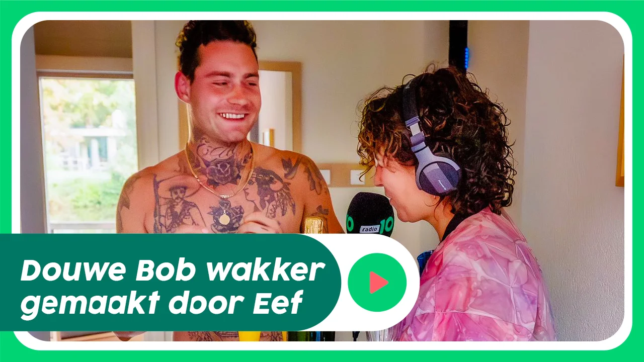Evelien maakt Douwe Bob wakker in zijn vakantiehuisje