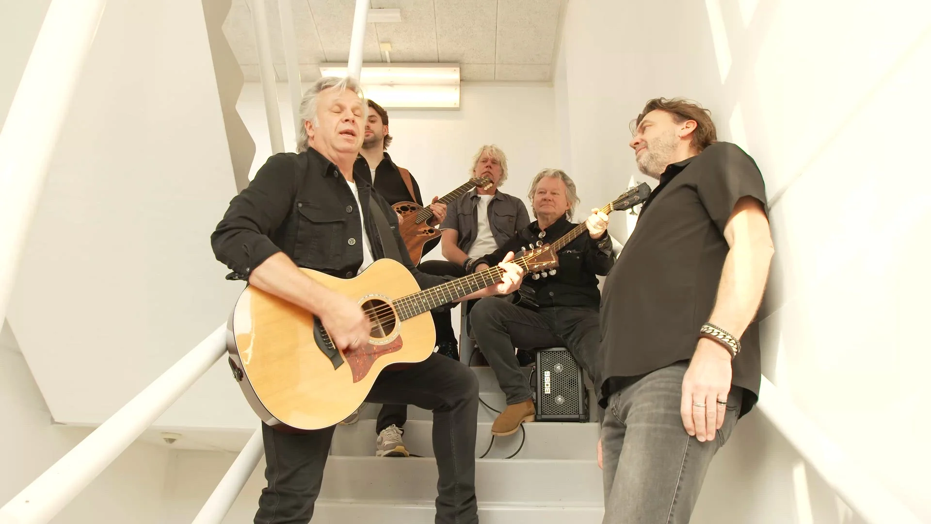 Coming On Strong met Golden Earring-hit Another 45 Miles in het trappenhuis!