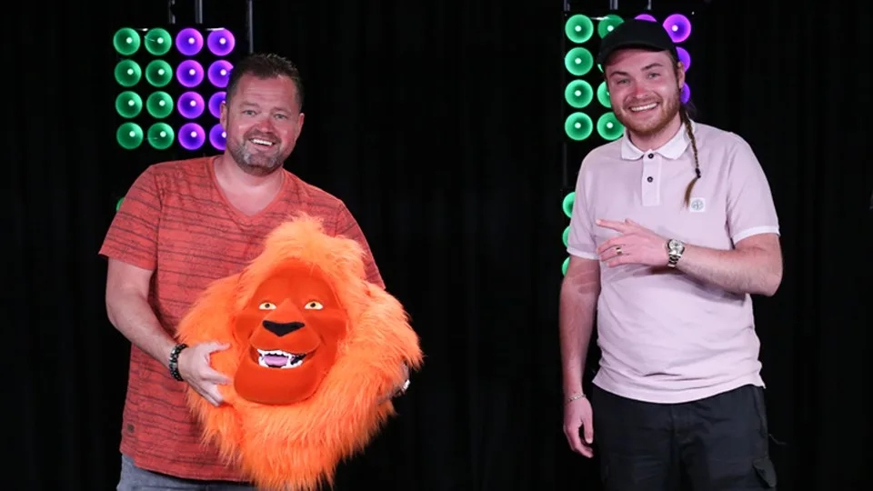 Donnie en Frans Duijts doen De Leeuwendans live