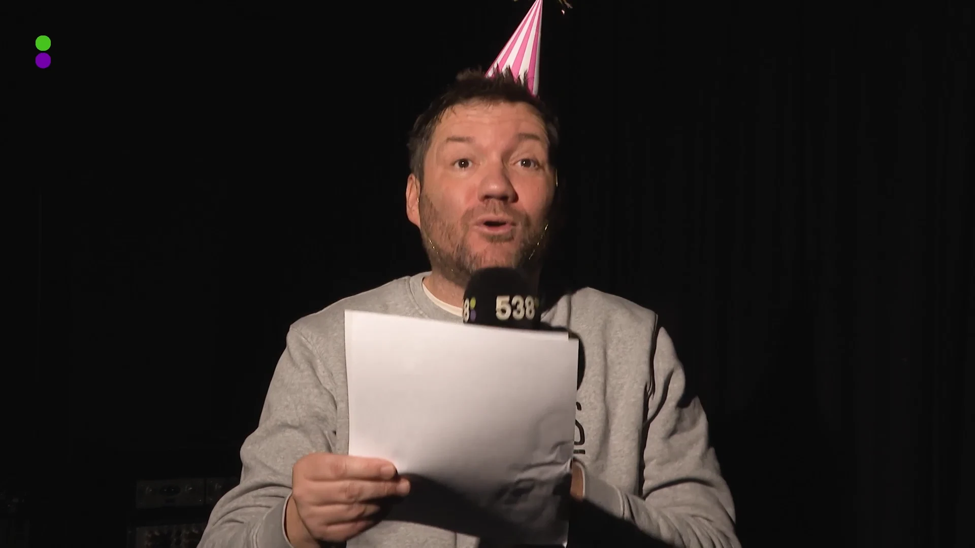 Klaas neemt felicitatievideo's op!