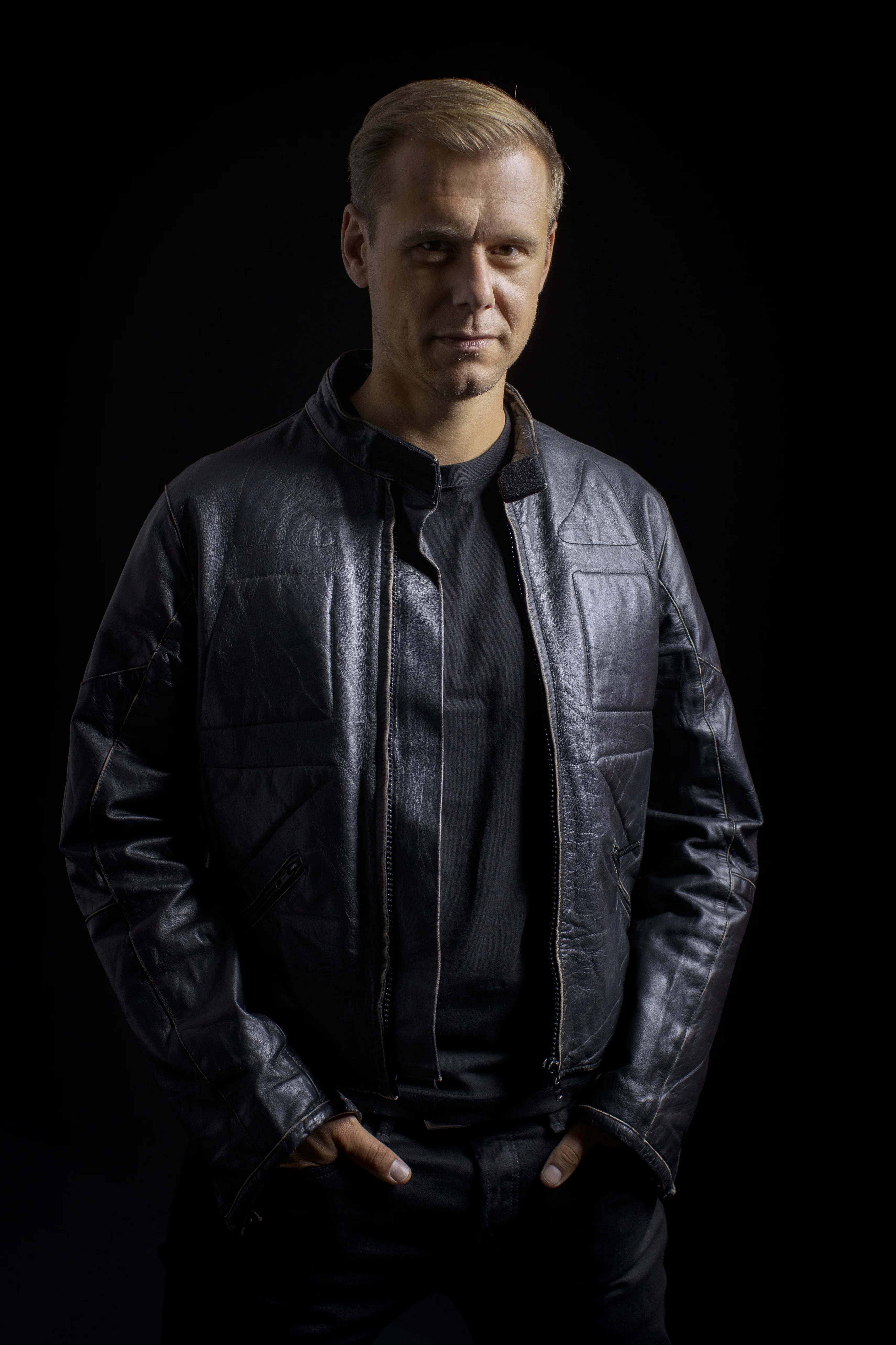 De nieuwe Dance Smash is voor Armin van Buuren ft. Philip Strand met Roll The Dice