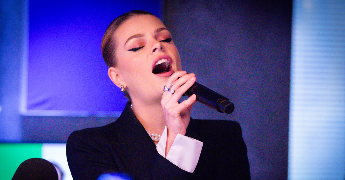 Davina Michelle doet waanzinnige cover van Stick Season! 