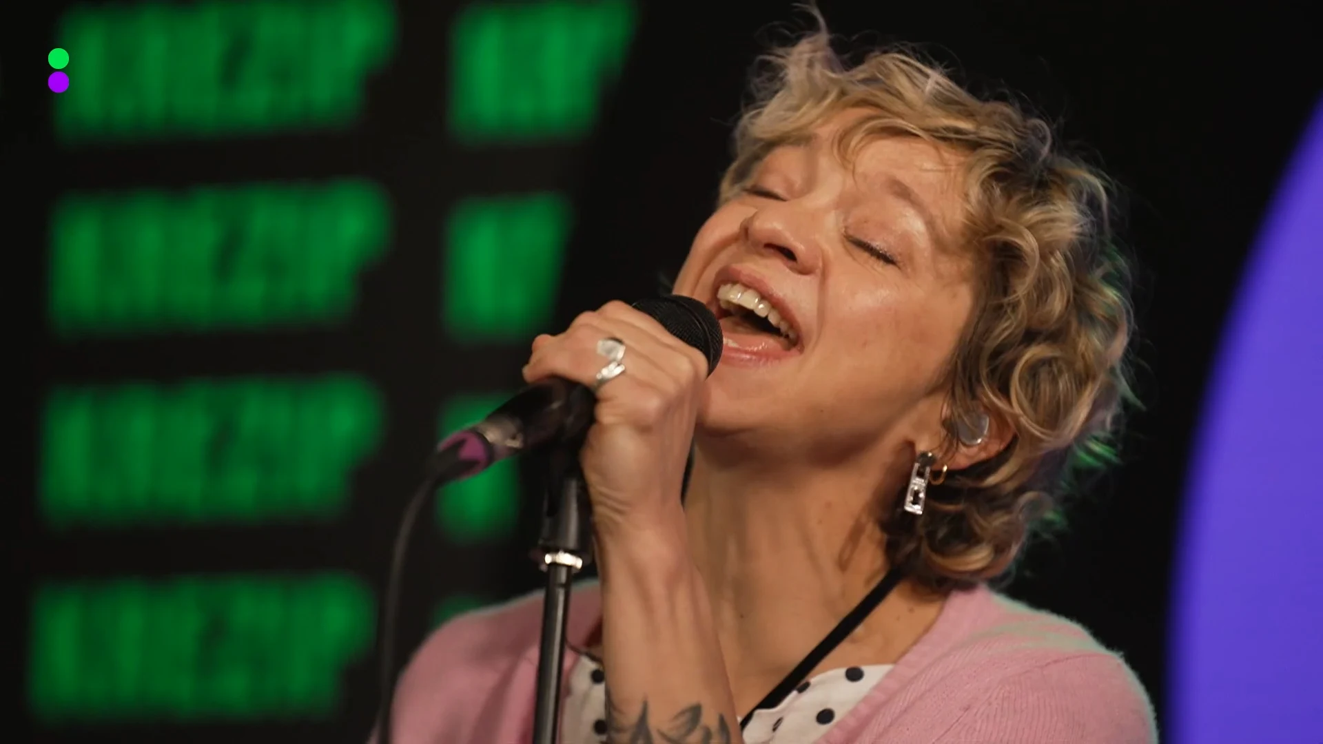 Krezip doet akoestische versie van hun nieuwe single Shot in the Dark