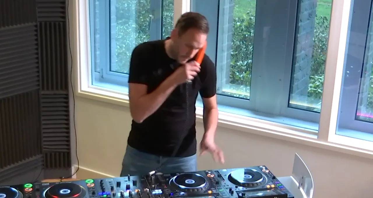 Geniale Chris Deluxe is weer lekker aan het mixen!