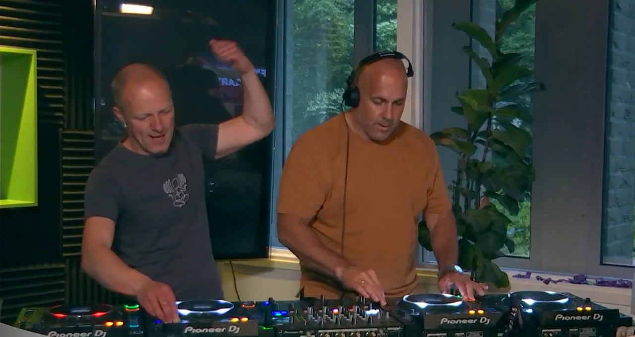 Mental Theo en Charly Lownoise breken de tent af! 🔥