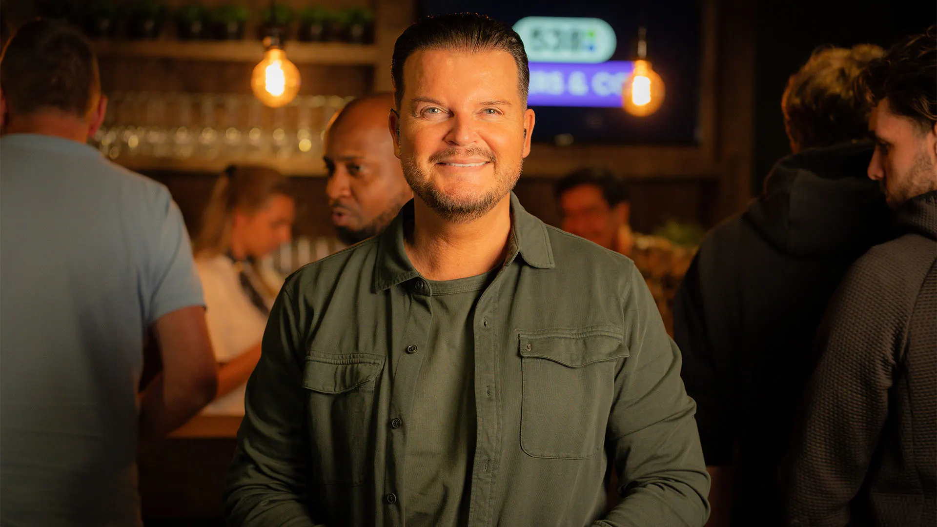 Mike Peterson - Het Dak Komt Naar Beneden bij Evers & co.