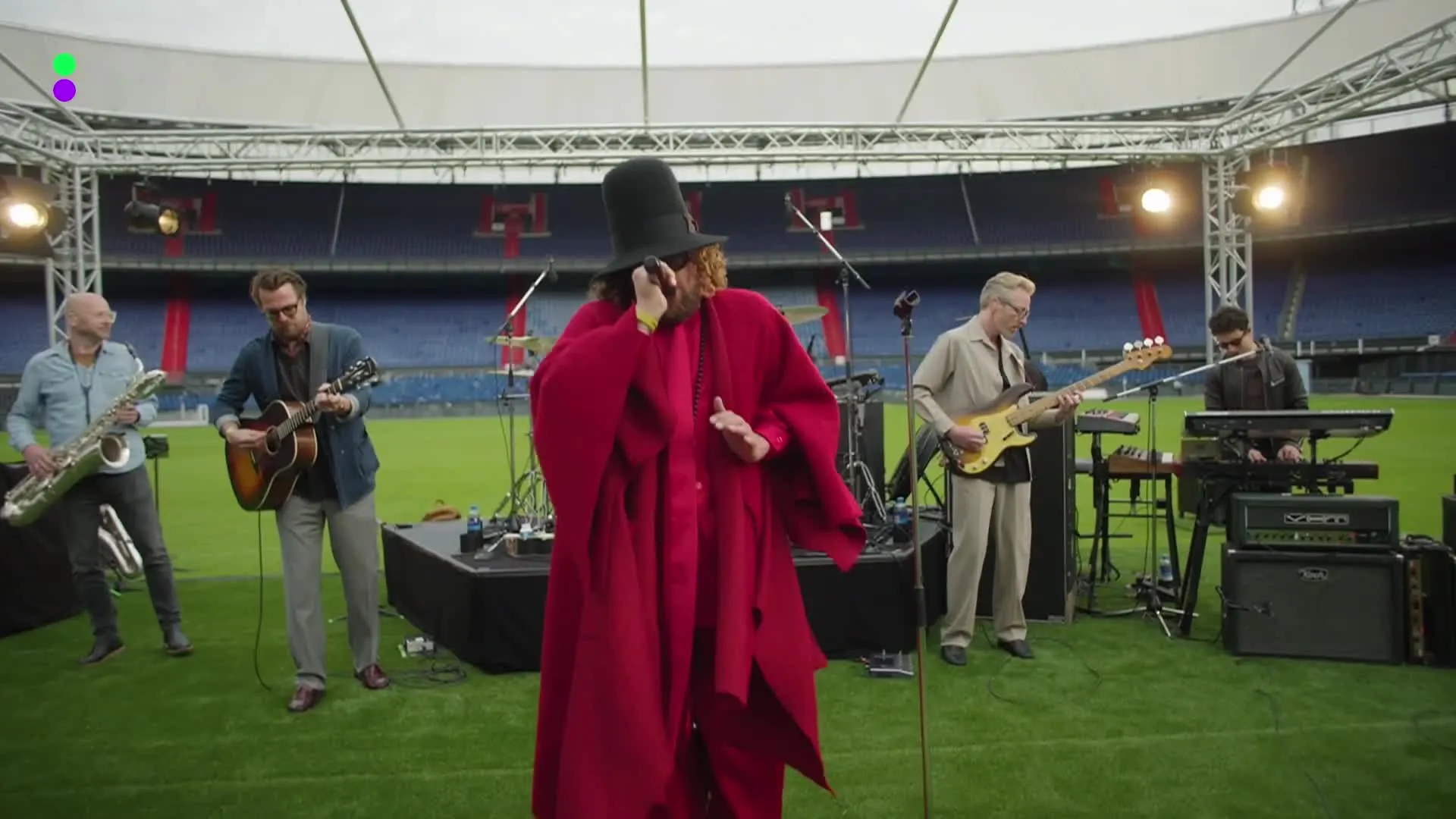 DI-RECT speelt waanzinnige liveversie van Wastelands op de middenstip van De Kuip!