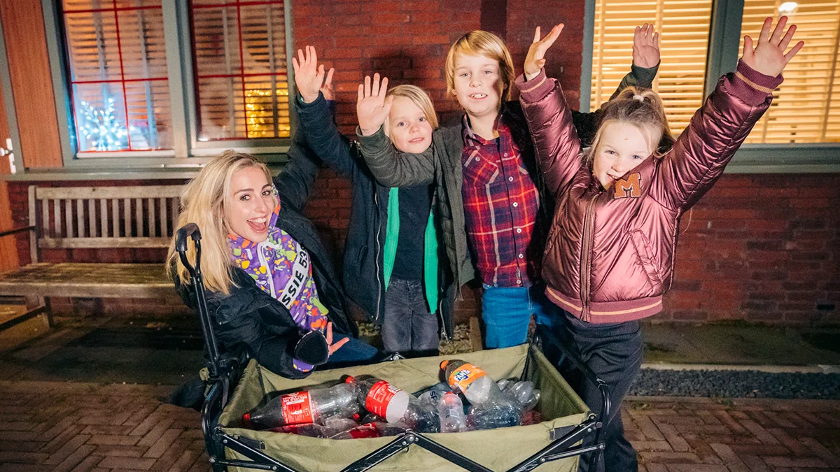 Iris zamelt flessen in met Sem, Mila en Finn