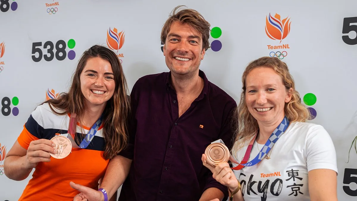 Bronzen zeilsters Annemiek en Annette showen medaille aan Frank!