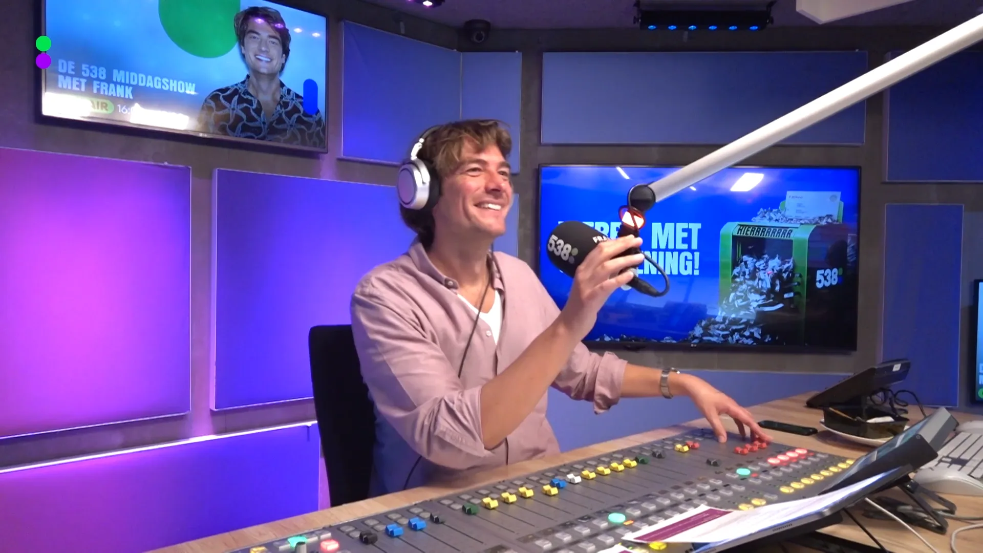 Eric krijgt rekening betaald na 'heet' avondje