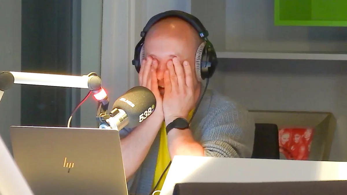 De ondeugende avond van sidekick Jelmer werd verstoord door Jelte...