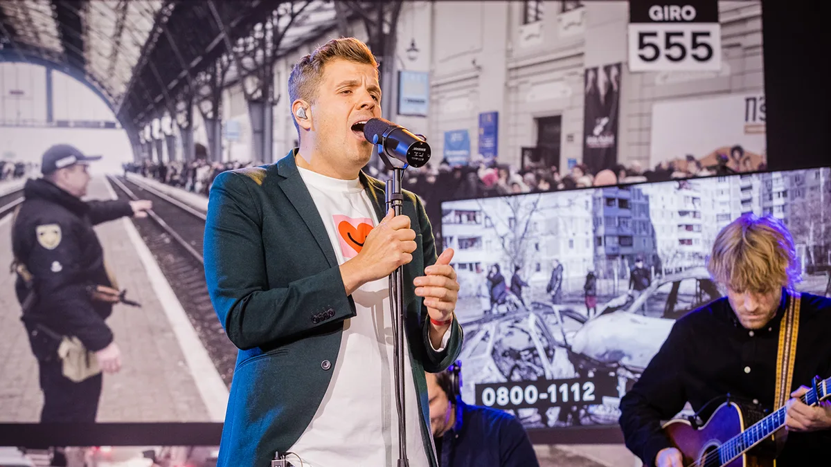 Jaap Reesema zingt zelfgeschreven nummer over situatie in Oekraïne 🙏💙💛