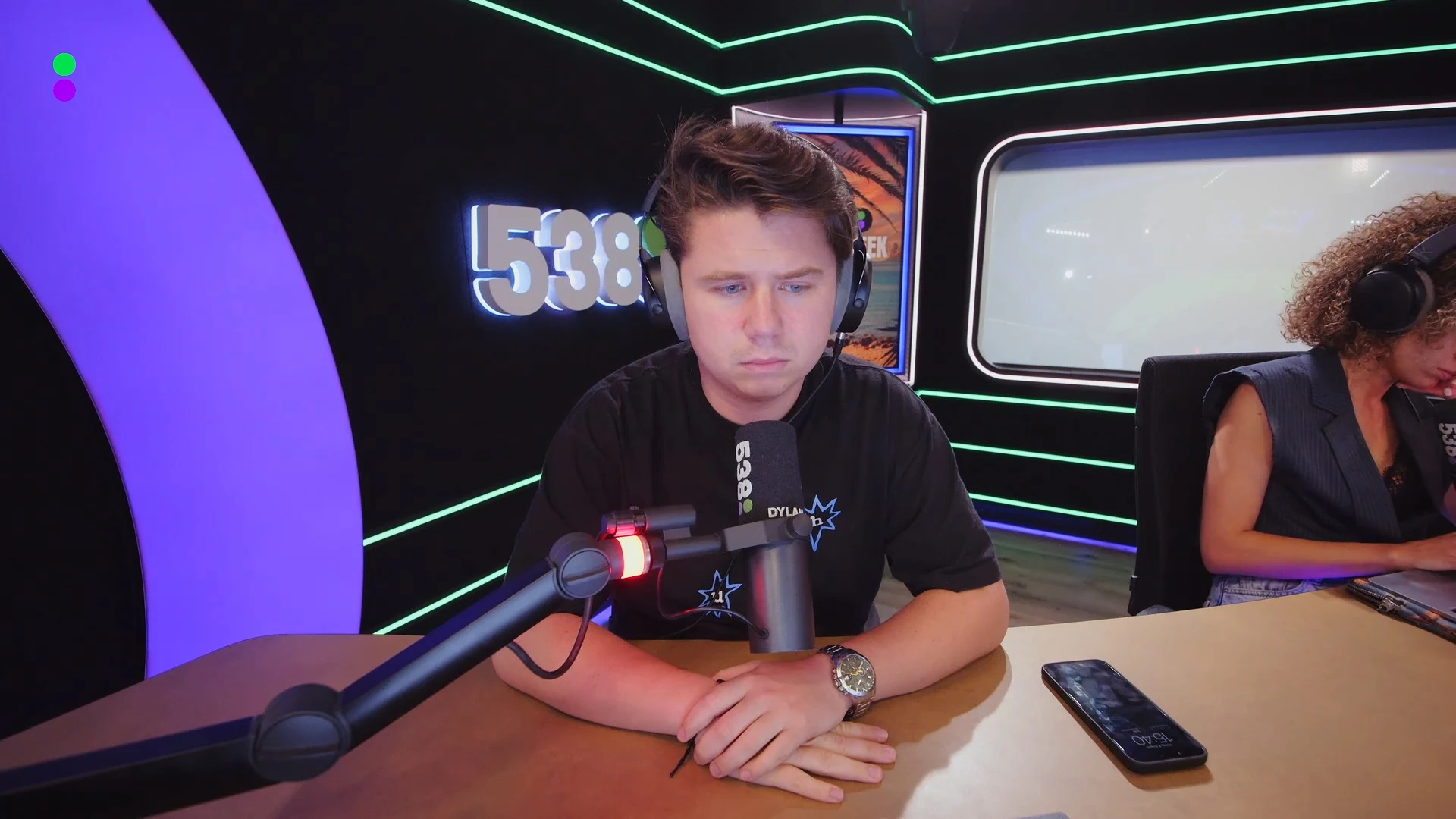 Bas en Dylan bellen met de grootste Vitesse-supporter van Nederland: Fred Kasteel.