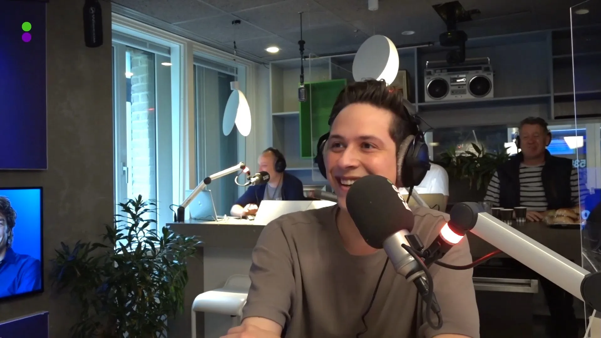 Bjørgen van Essen - Je Moet Ook Aan M'n Kont Zitten