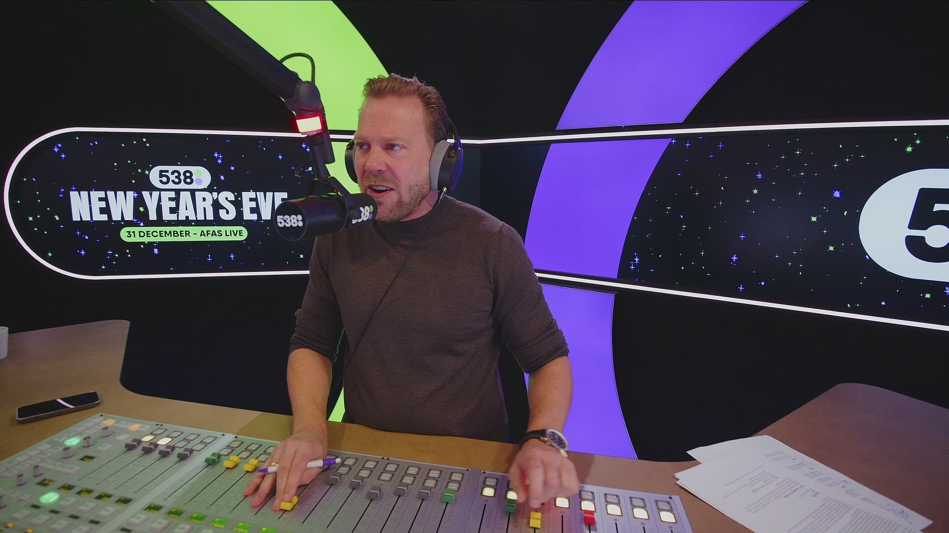 538-luisteraar Sjoerd schreeuwt het uit aan een weeënsimulator in De Beste Wensen