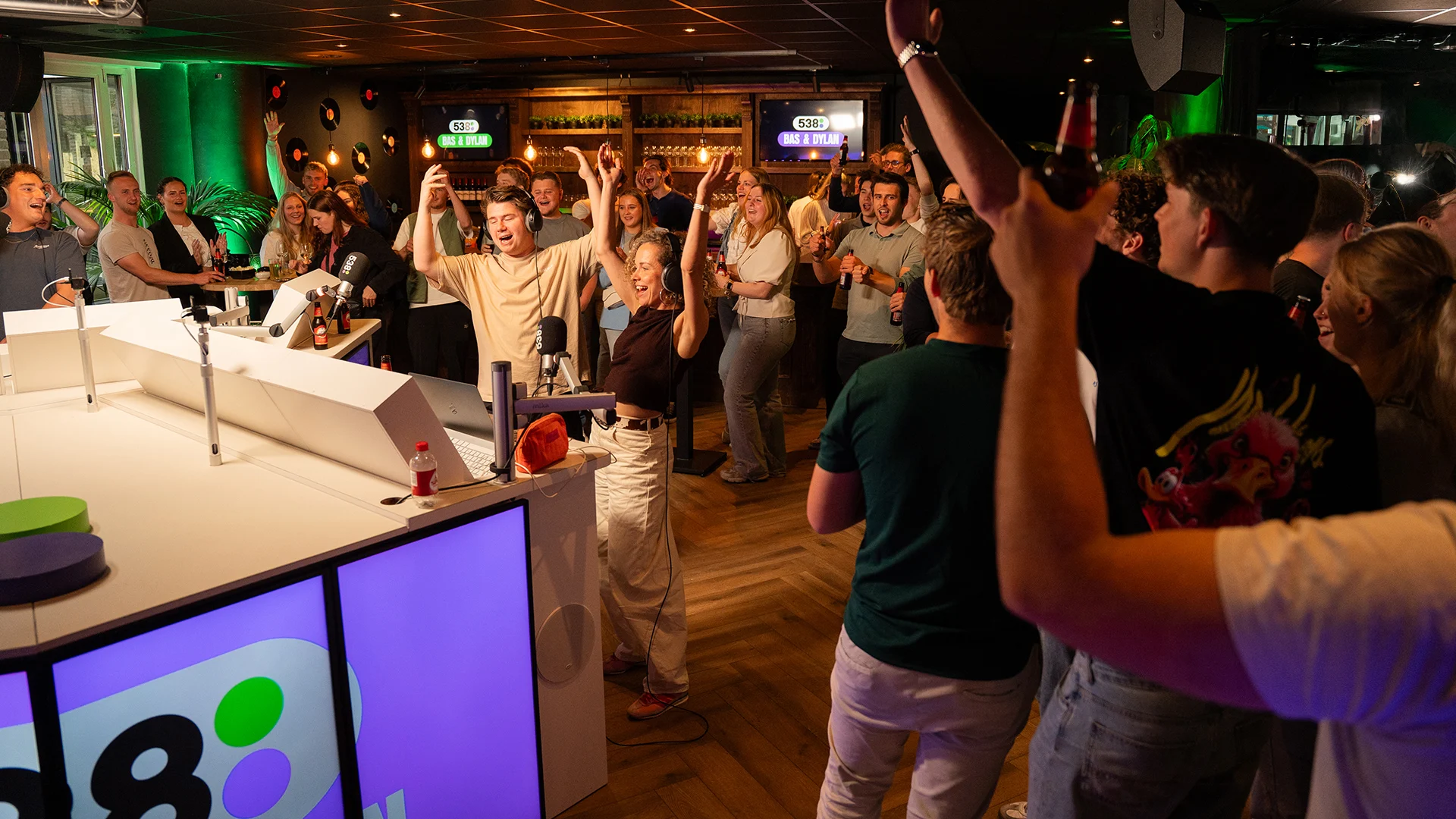 Meld je aan voor de kroeguitzending van Bas & Dylan! 😍