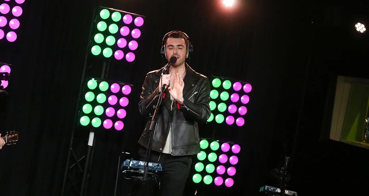Ga even rustig zitten en geniet van dit akoestische optreden van Duncan Laurence!