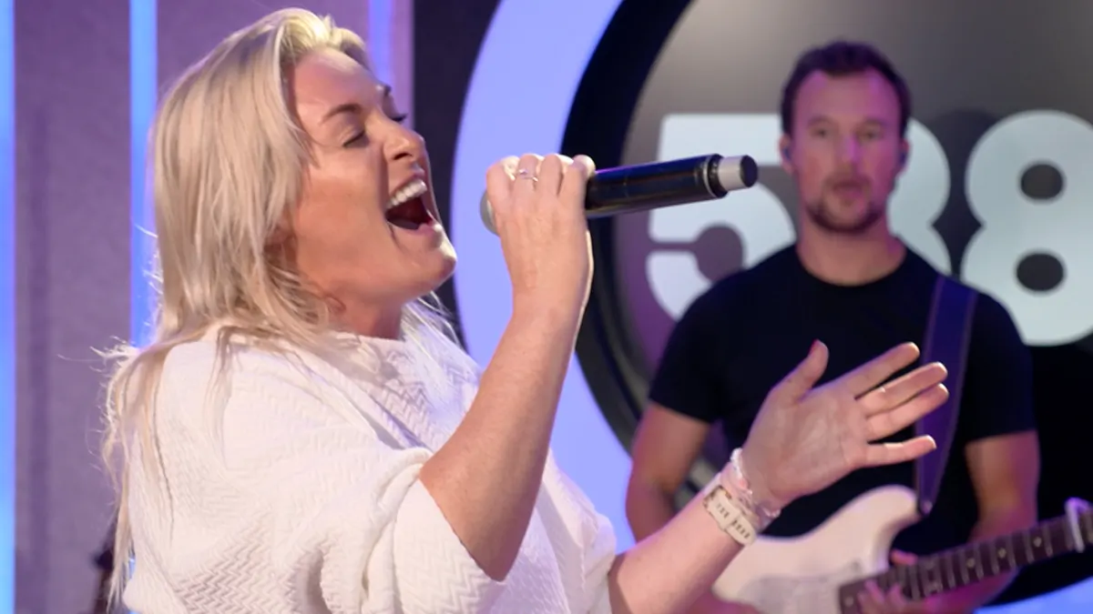 Miss Montreal kwam haar nieuwste single Alsof live spelen! 😍