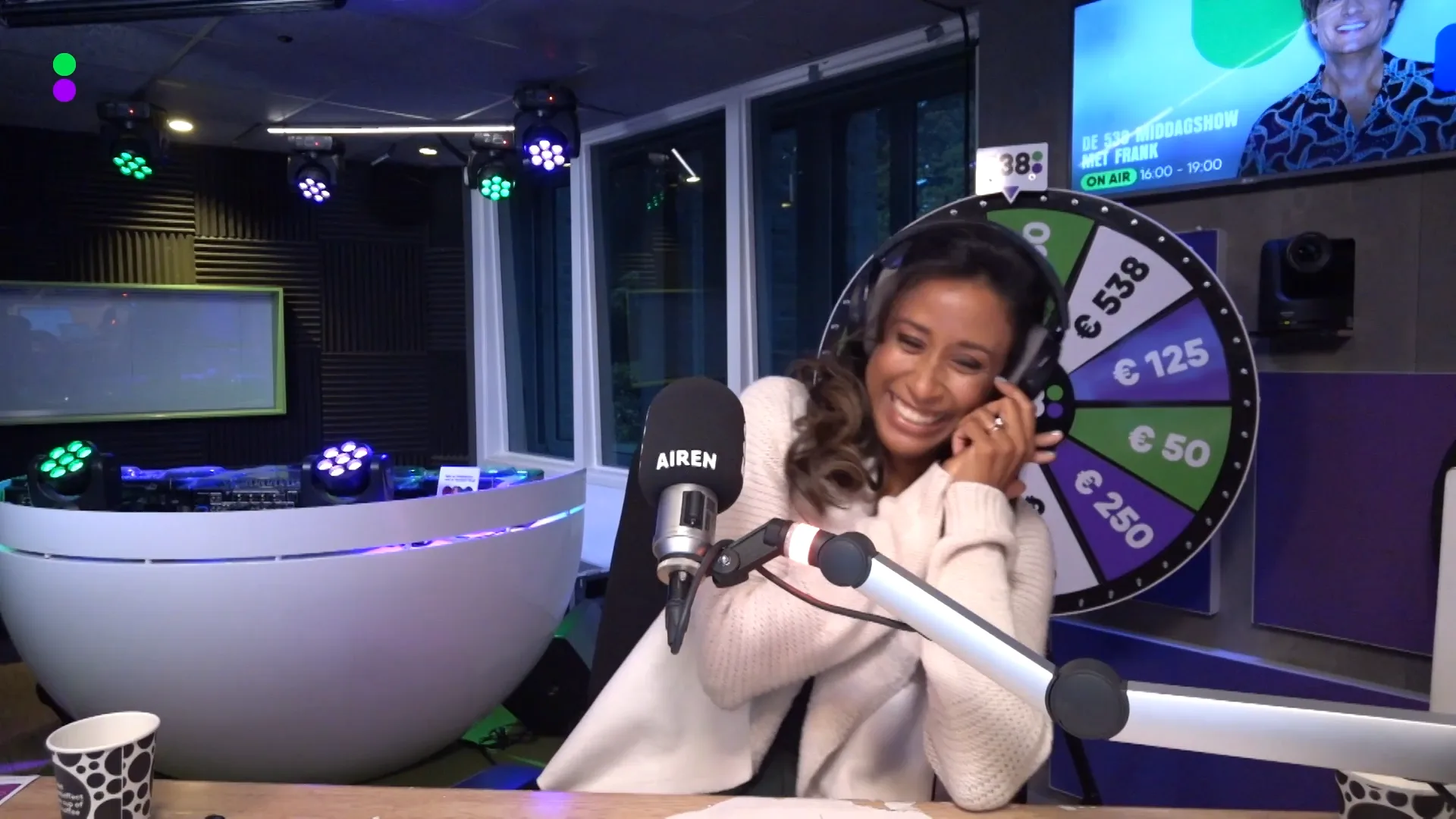 Bas boekt een sekshotel!