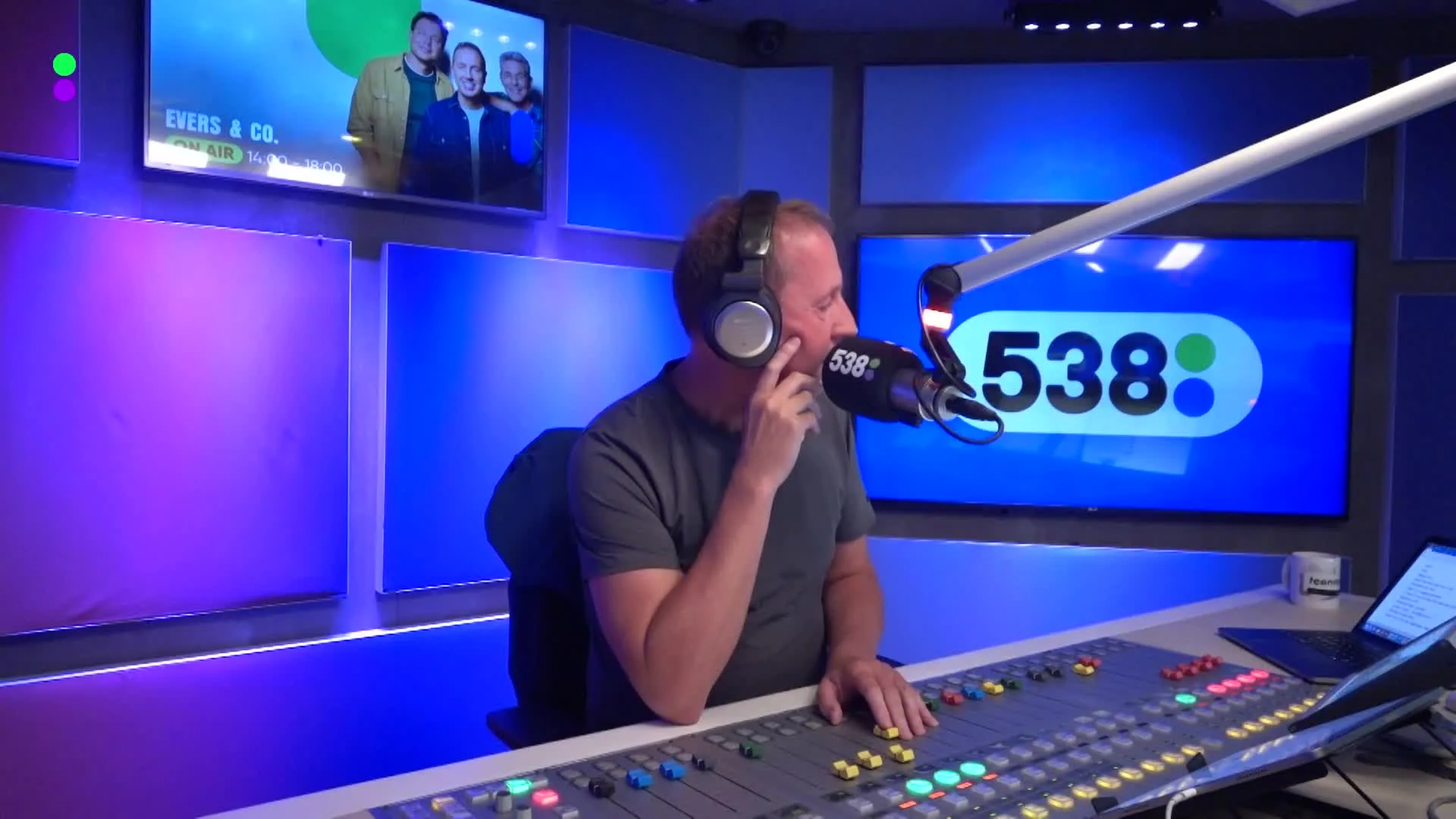 Edwin Evers krijgt belletje van 'Anja' uit B&B Vol Liefde!