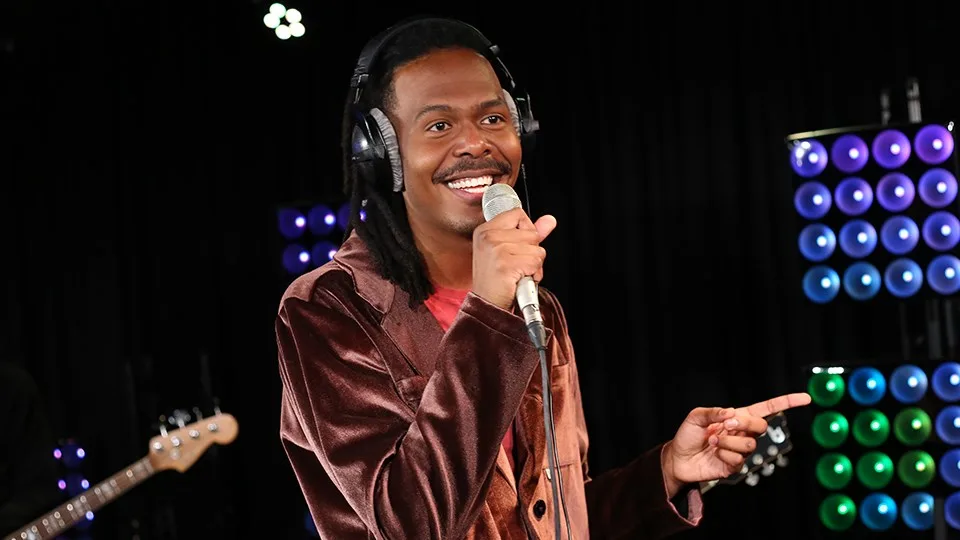 Jeangu Macrooy zingt Birth Of A New Age