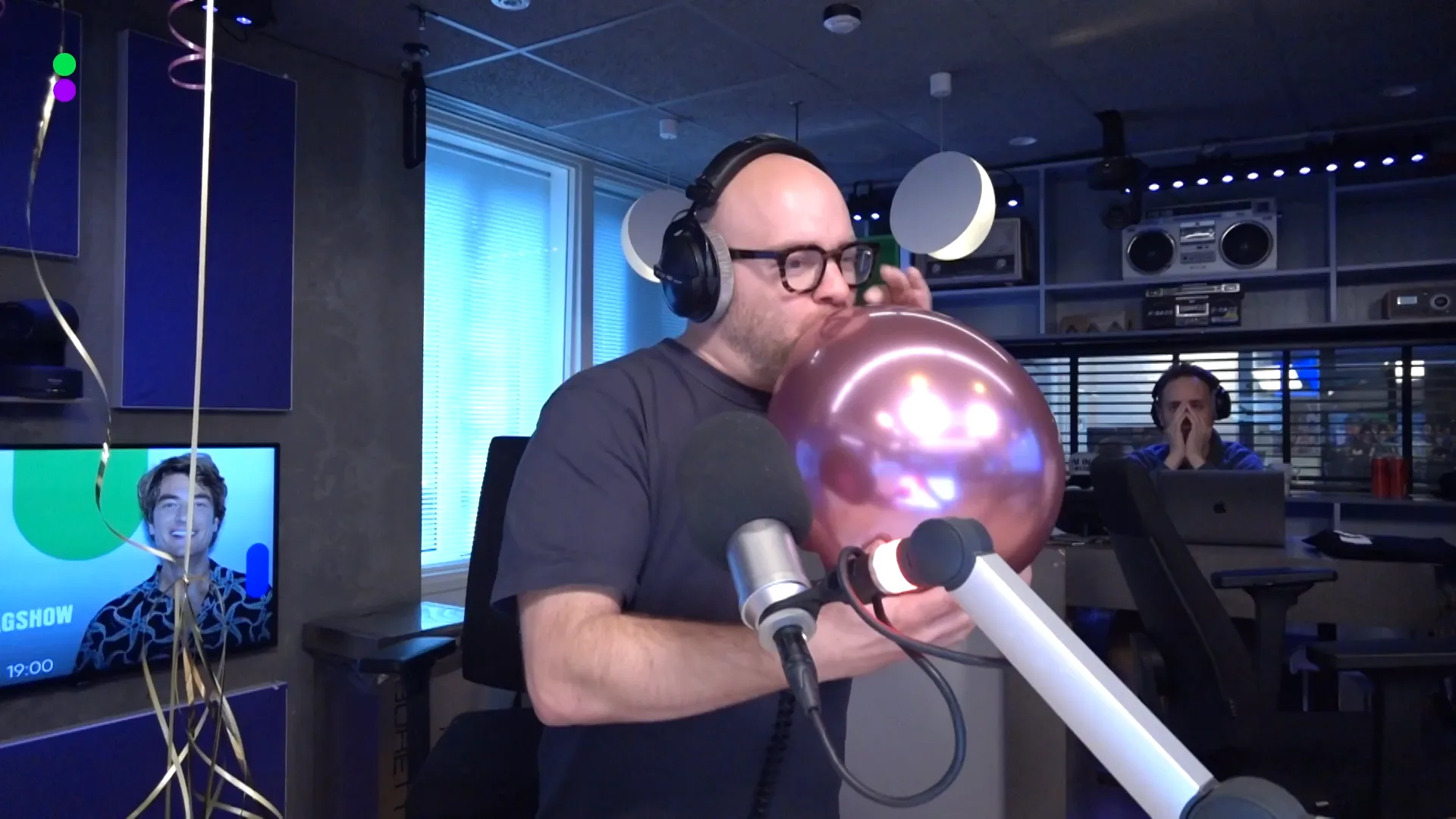 Jelte verliest weddenschap en doet files met heliumballon!