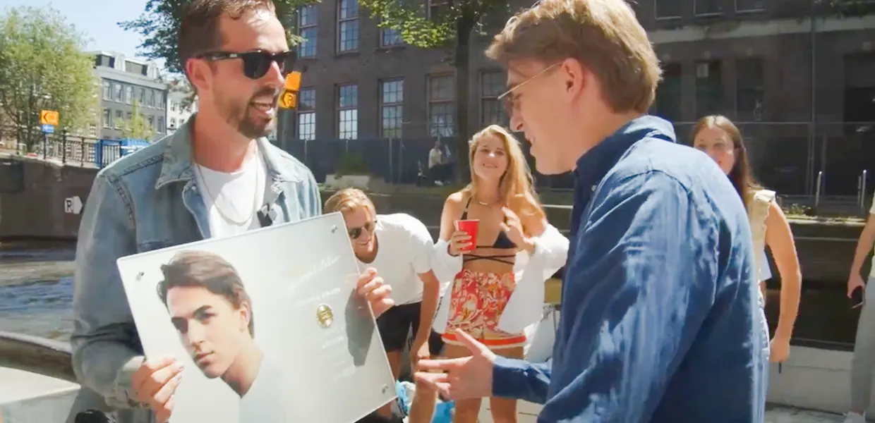 Antoon wordt verrast met gouden plaat voor Hyperventilatie! 📀