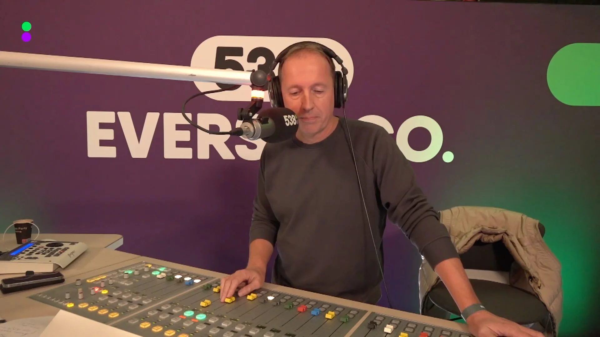 'Caroline van der Plas' met een hilarische eigen versie van BLØFs Zoutelande