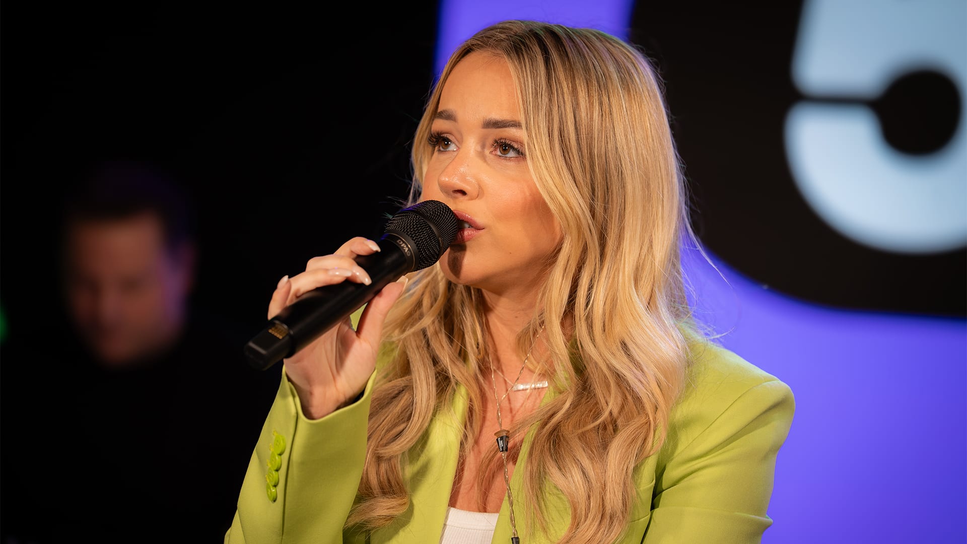 Emma Heesters live met Alles Wordt Beter in Evers & co.