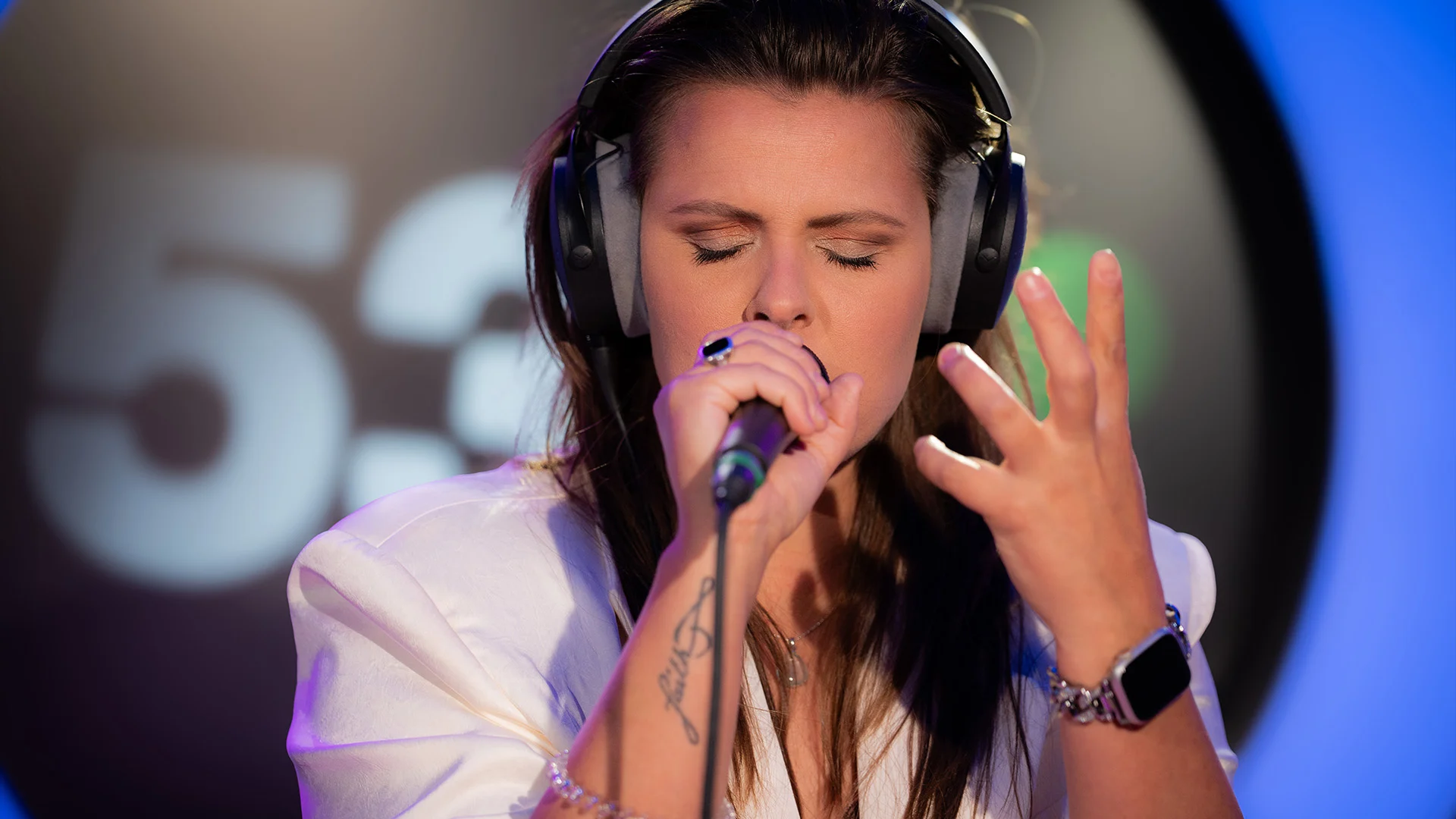 Mell VF doen hun nieuwe single Trash live bij Edwin Evers