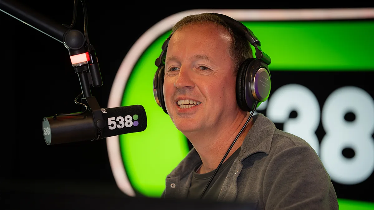 ‘Caroline’ test de nieuwe geluidsinstallatie van de Tweede Kamer 😂🎤