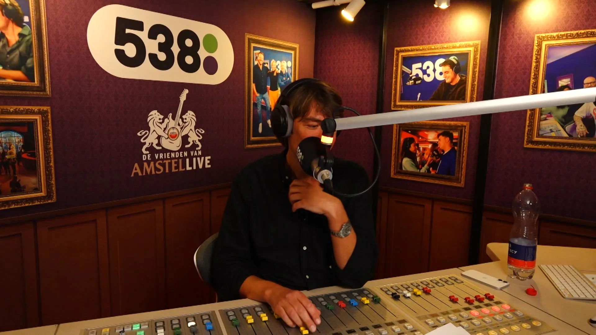 Kensington primeurt op spectaculaire wijze hun nieuwe single A Moment!